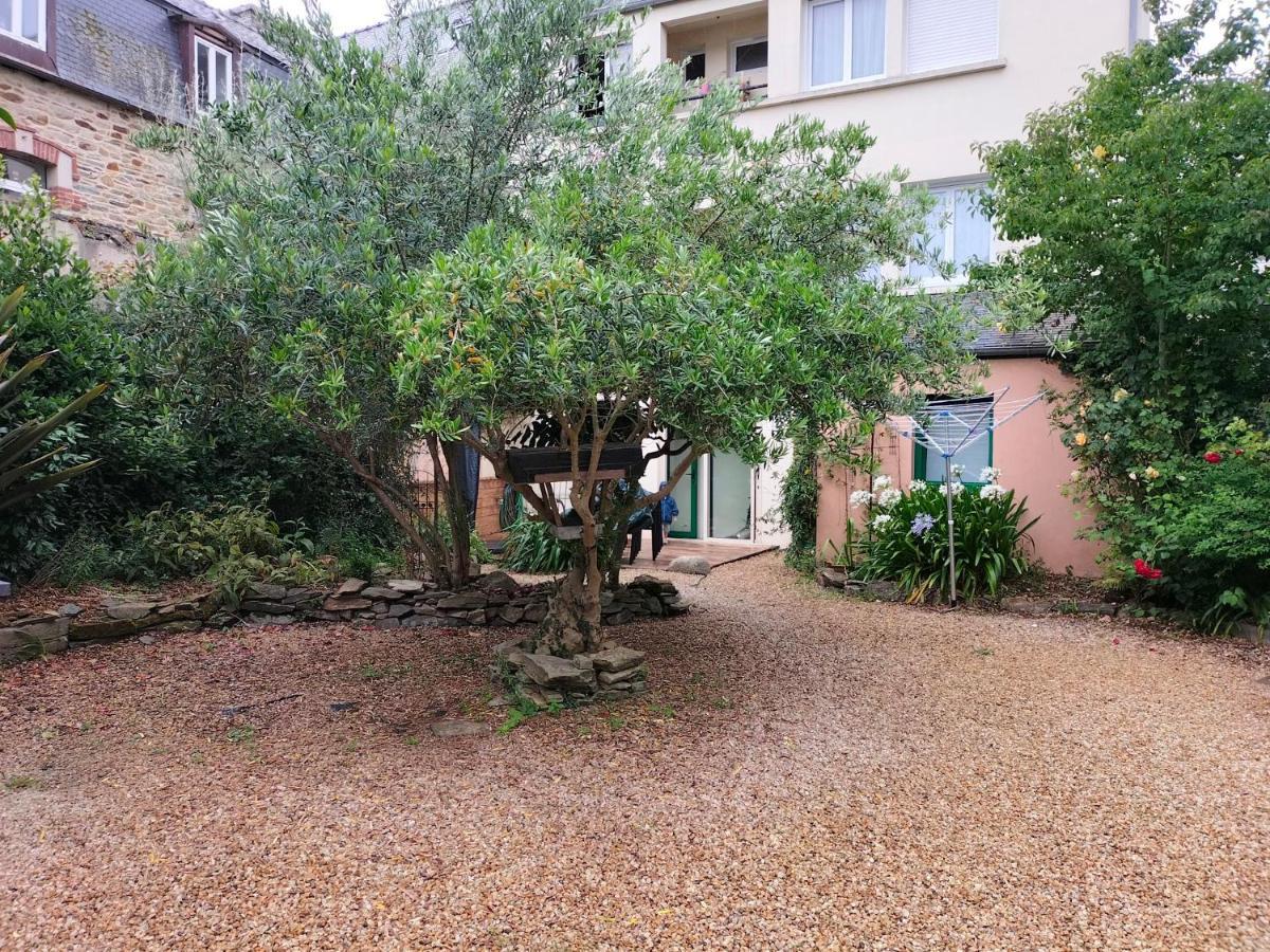 Appartement Au Centre Ville Avec Un Beau Jardin Prive Lannion Exterior photo