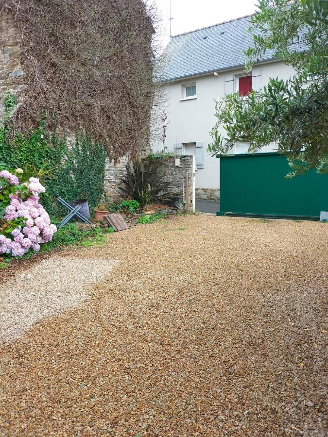 Appartement Au Centre Ville Avec Un Beau Jardin Prive Lannion Exterior photo